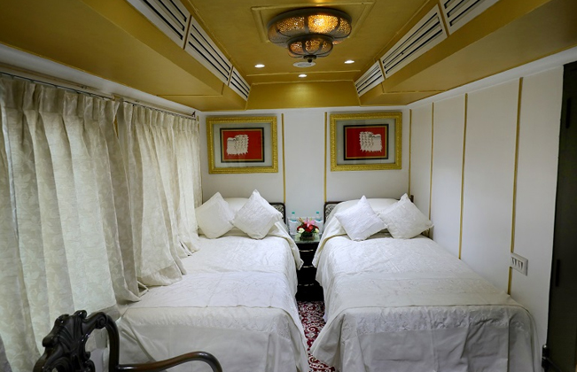 Palace on Wheels : A Royal Journey through Luxury Train